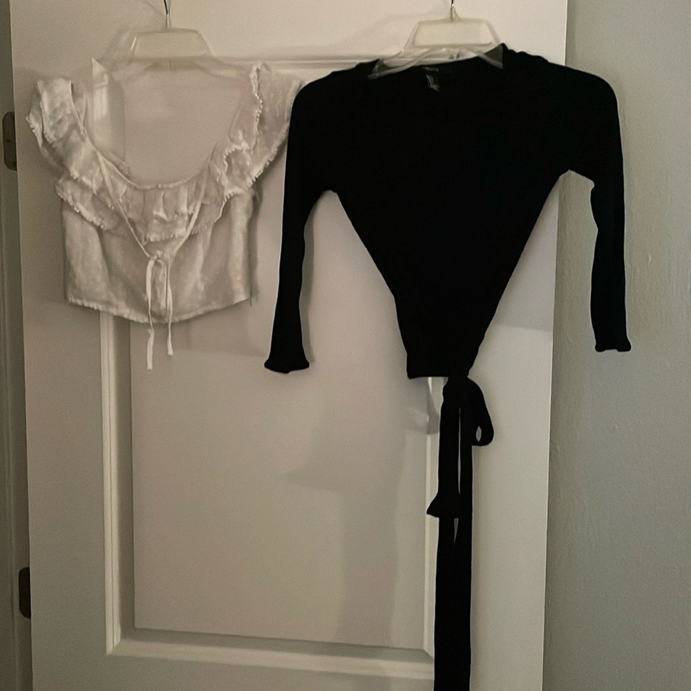 2 BUNDLE FOREVER 21 Size Small tops $12 for BOTH 💥good condition